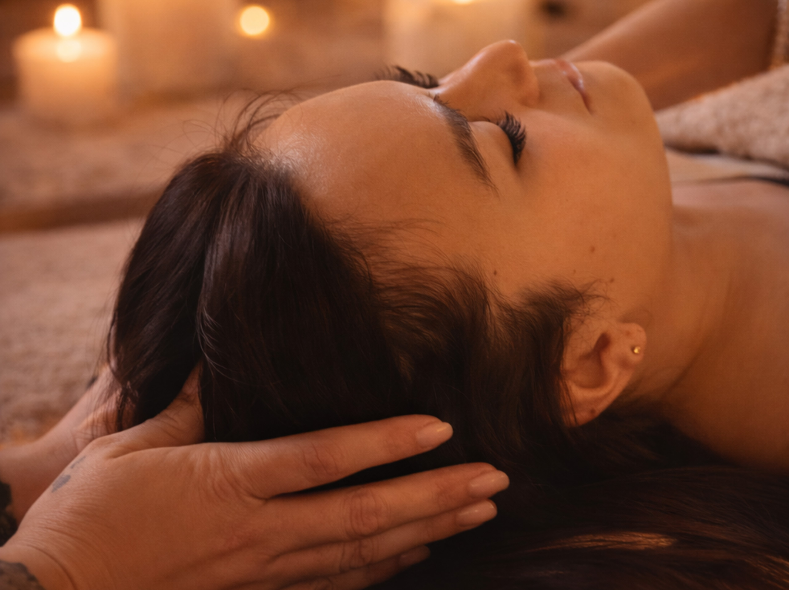Massage crânien relaxant pour femme en institut bien-être